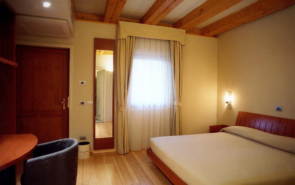 Hotel Della Torre 1850 Ponte San Marco Phòng bức ảnh